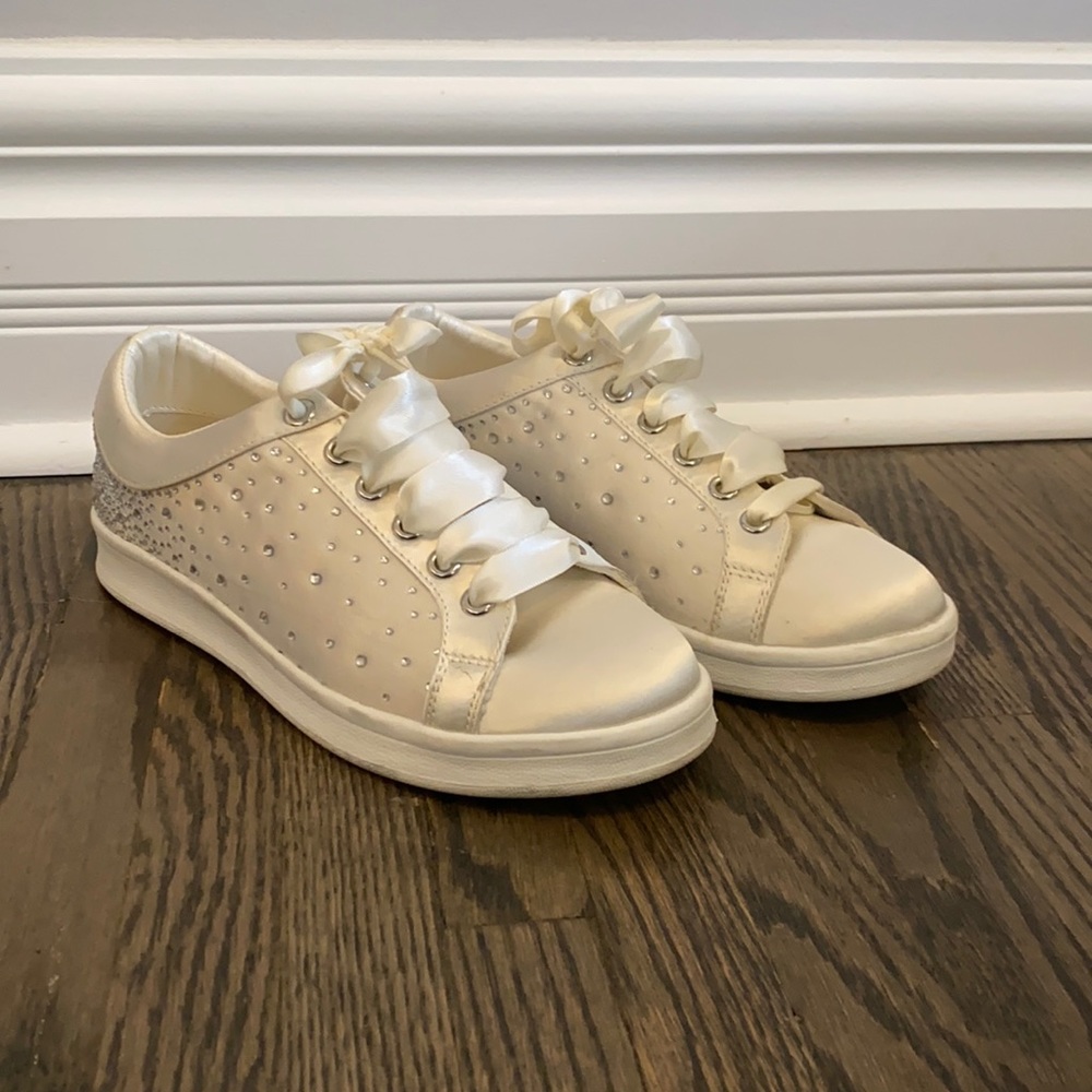 Badgley Mischka white wedding running shoes size 6